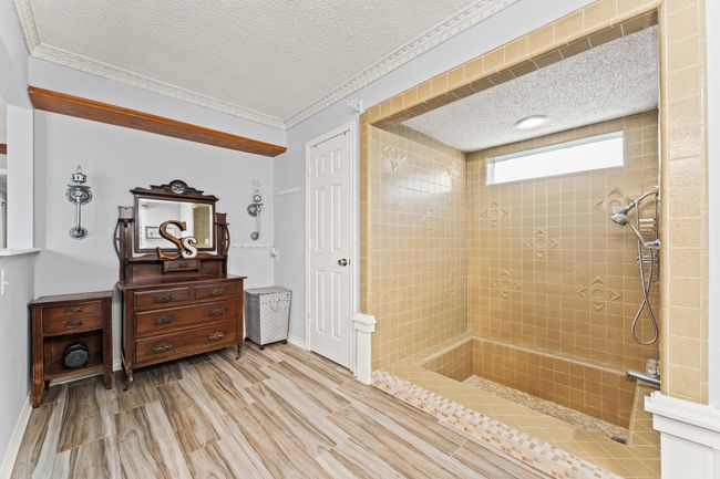 Plenty of space in this en-suite bathroom! | Image 20