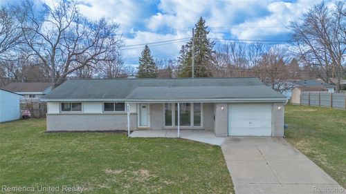 945 N Commerce Rd, Commerce Township, MI, 48382-2604 | Card Image