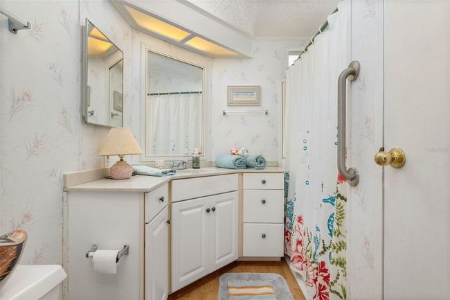 Spacious bathroom | Image 11