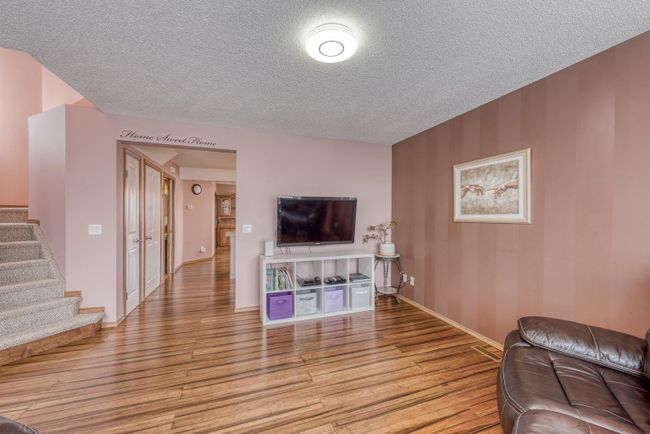 160 Eversyde Circle Sw, Home with 3 bedrooms, 2 bathrooms and 4 parking in Calgary AB | Image 8