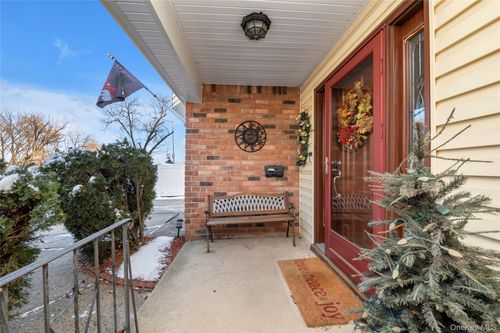 1550 Waters Edge Dr, Bayside, NY, 11360-1232 | Card Image