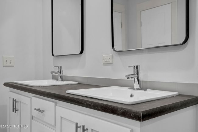 Primary Bathroom Finishes | Image 15