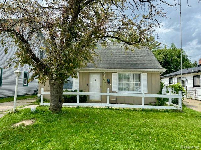 Leach St, Roseville, MI 48066