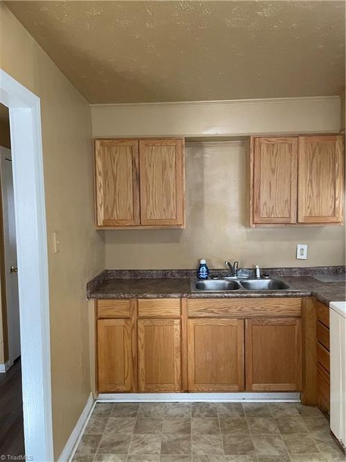 705 Wright St, Reidsville, NC, 27320-2821 | Card Image