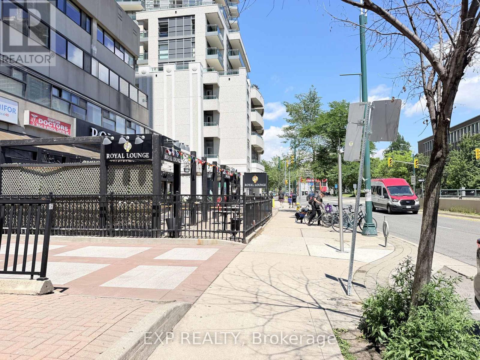 Business Opportunity in Toronto (University) 4