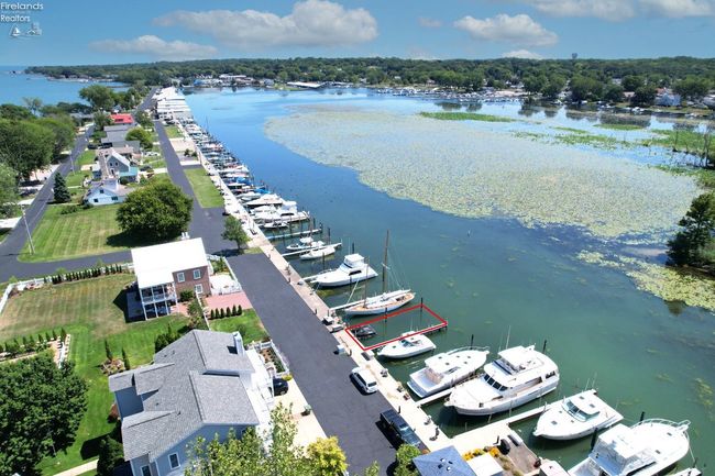 8051 E Lake Blvd, Condo with 4 bedrooms, 4 bathrooms and 2 parking in Marblehead OH | Image 9