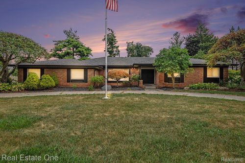 11584 Chicago Rd, Warren, MI, 48093-1146 | Card Image