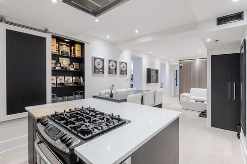 304-65 Boul René-Lévesque E, Montréal, QC, H2X1N2 | Card Image