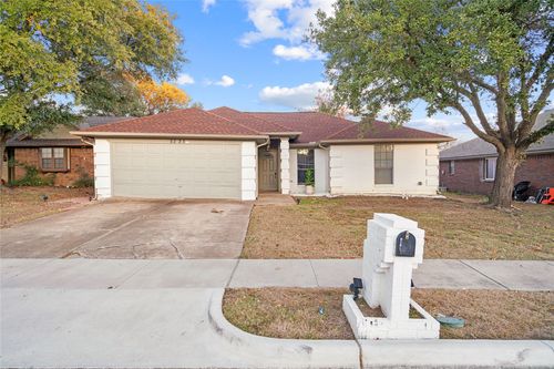 8236 Lara Ln, Watauga, TX, 76148-1112 | Card Image