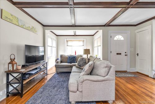 35 Manor Rd, Lynbrook, NY, 11563-3611 | Card Image