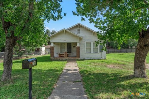 709 E 18th St, Cameron, TX, 76520-1909 | Card Image