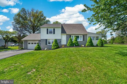 83 Hawthorne Ave, Gilbertsville, PA, 19525-9236 | Card Image