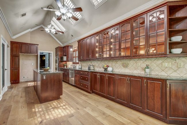 Large chefs kitchen | Image 6