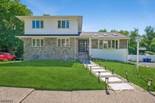 13 Munsey Rd, Emerson, NJ, 07630-1511 | Card Image