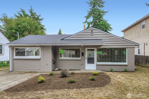 9042 Wallingford Ave N, Seattle, WA, 98103-4154 | Card Image