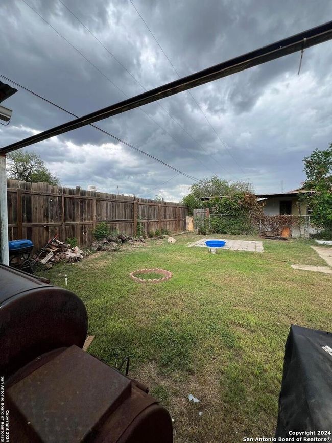 108 S 19 Th St, House other with 4 bedrooms, 2 bathrooms and null parking in Carrizo Springs TX | Image 9