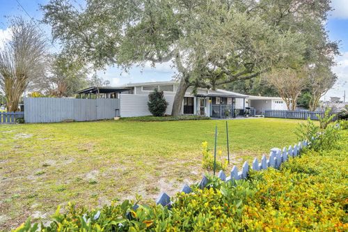 111 Cedar Ave Sw, Fort Walton Beach, FL, 32548-6634 | Card Image