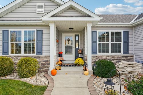 N8174 Woody Ln, Ixonia, WI, 53036-9496 | Card Image