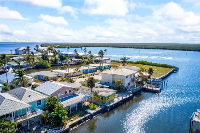 Bird's eye view with a water​​‌​​​​‌​​‌‌​‌‌​​​‌‌​​‌‌​‌​​​​​‌ view | Image 9