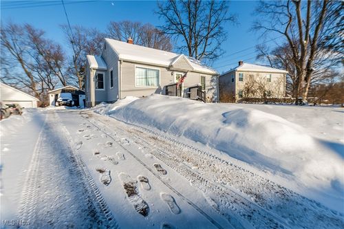 147 Woolf Ave, Akron, OH, 44312-1574 | Card Image