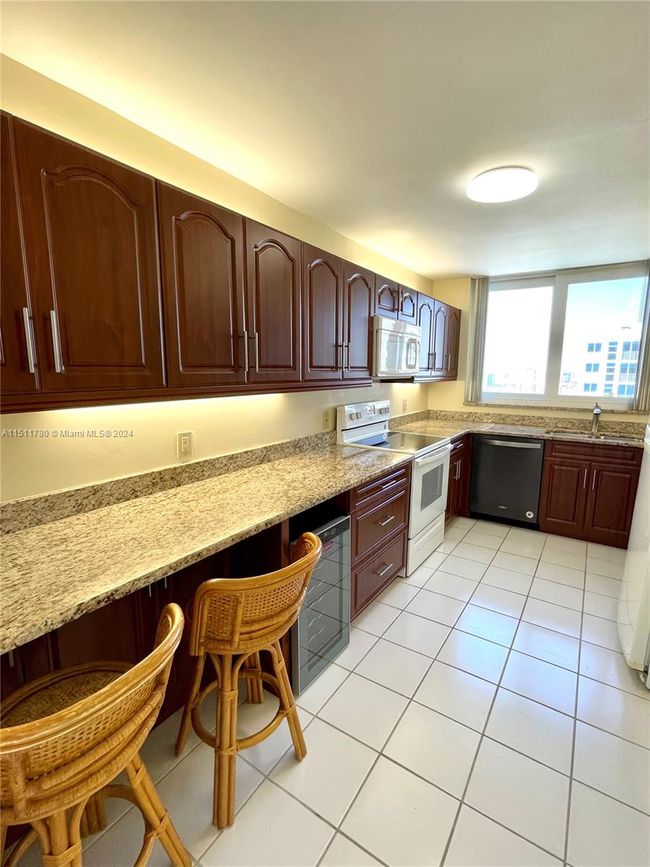 APT-2705 - 1370 S Ocean Blvd, Condo with 2 bedrooms, 2 bathrooms and null parking in Pompano Beach FL | Image 9