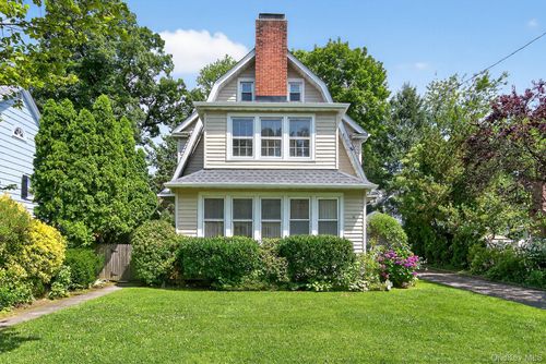 9 Vista Way, Port Washington, NY, 11050-3806 | Card Image
