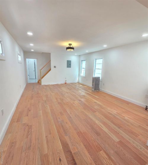 194 112th Ave, Saint Albans, NY, 11412-2022 | Card Image
