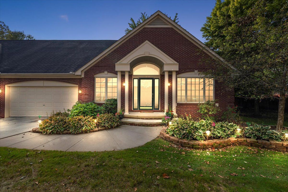 Ventura Cir, Clinton Township, MI 48038