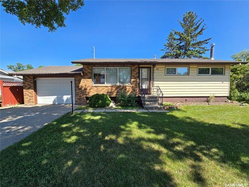 90 12th St, Weyburn, SK, S4H1K5 | Card Image