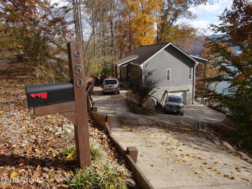 950 Oak Ln, New Tazewell, TN, 37825-2454 | Card Image