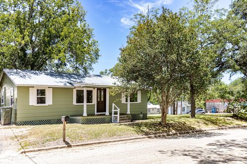 200 Bowie St, Hallettsville, TX, 77964-2475 | Card Image
