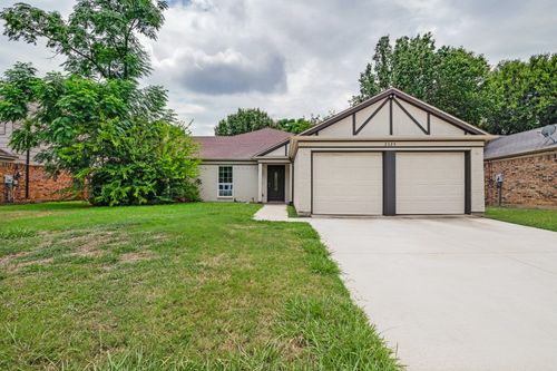 2325 Warwick Ave, Grand Prairie, TX, 75052-1311 | Card Image
