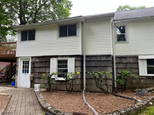 2 Hillcrest Pl, Mendham, NJ, 07945-1609 | Card Image