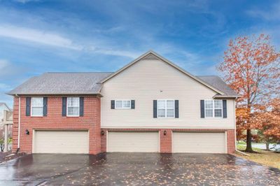 28255 Carlton Way Drive, Condo with 2 bedrooms, 2 bathrooms and null parking in Novi MI | Image 3