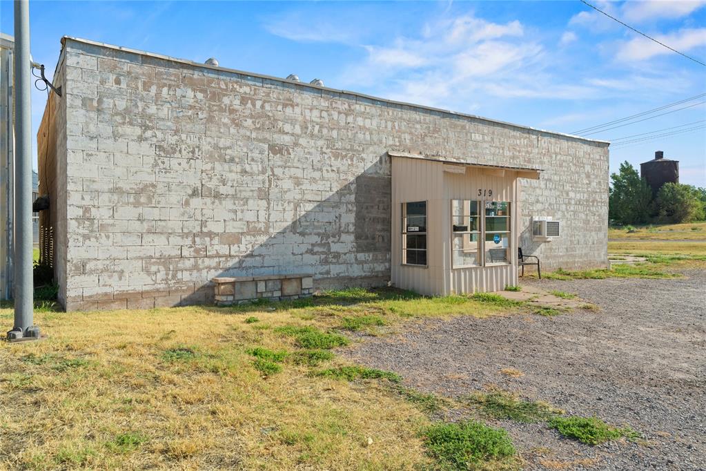 319 E Main St, Watonga, OK 73772