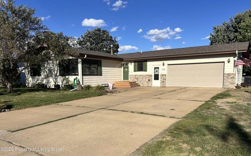 906 13th Ave W, Dickinson, ND, 58601-3731 | Card Image