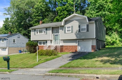 17 Stafford Dr, Wanaque, NJ, 07465-1052 | Card Image