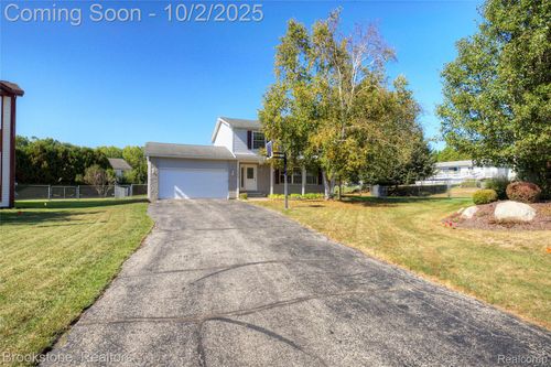 7849 Twins Dr, Waterford, MI, 48329-4644 | Card Image