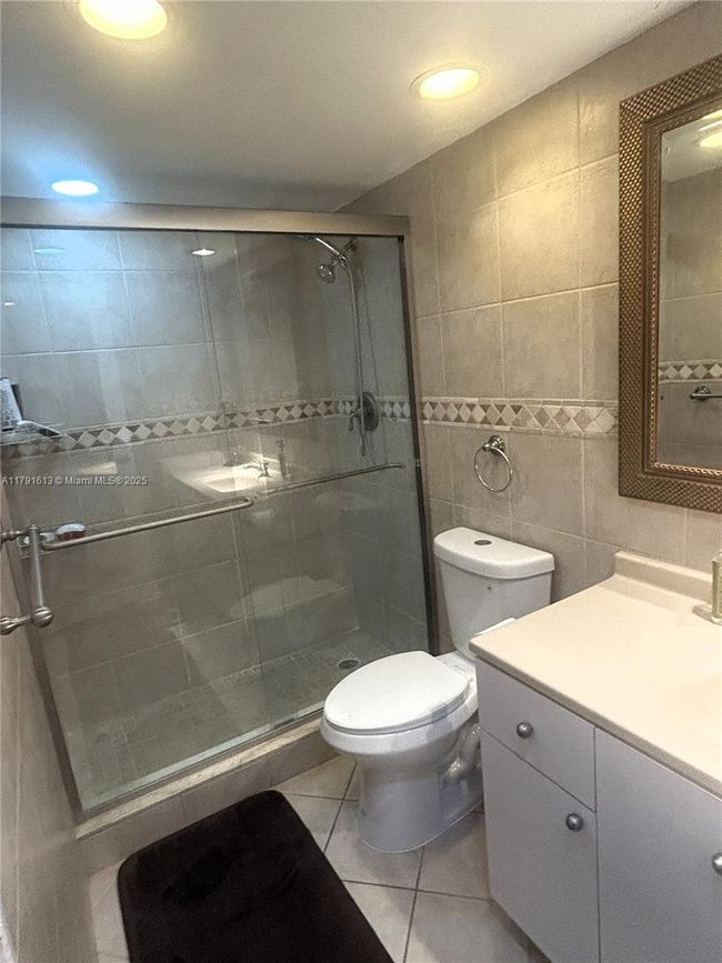 APT-434 - 5401 Collins Ave, Condo with 2 bedrooms, 2 bathrooms and null parking in Miami Beach FL | Image 16