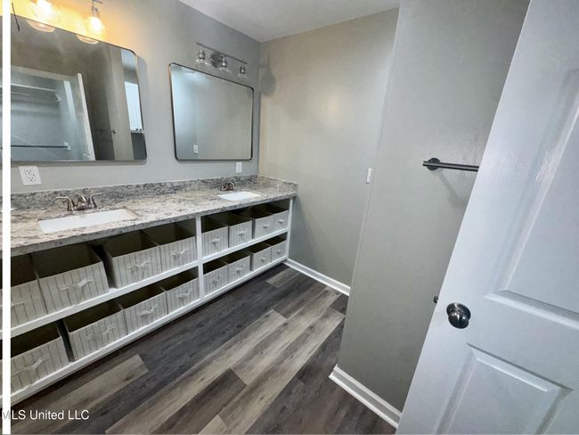 Bathroom 2 (Primary B) | Image 10
