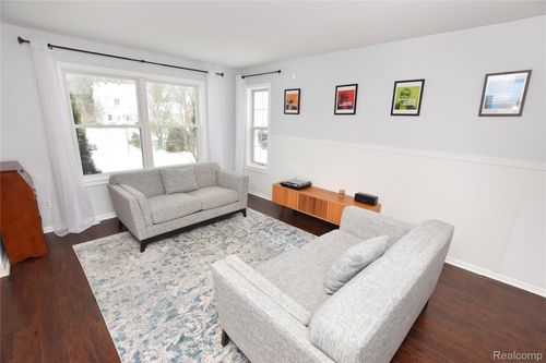 910 3rd St, Fenton, MI, 48430-4119 | Card Image