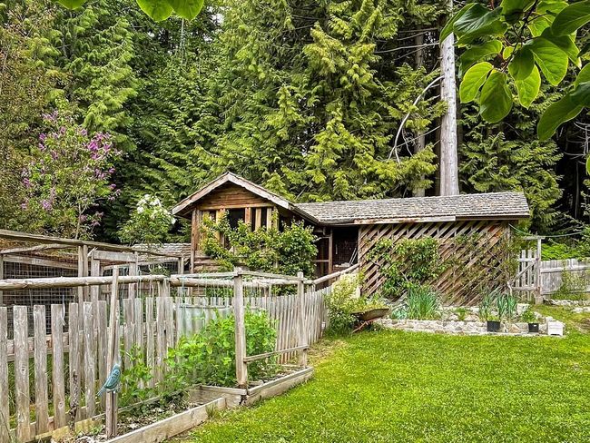 833 Byng Road, House other with 3 bedrooms, 2 bathrooms and null parking in Roberts Creek BC | Image 36