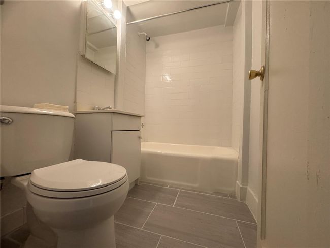 Bathroom with toilet and shower / bathing tub combination | Image 8