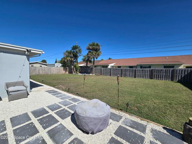 Huge fully fenced back yard | Image 15
