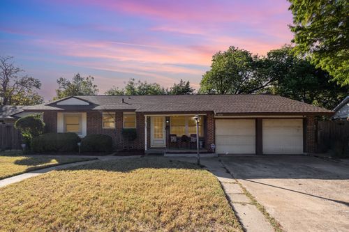 808 Ravenwood Dr, Arlington, TX, 76013-1552 | Card Image