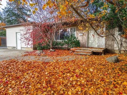 1533 Lenora Dr, Medford, OR, 97504-6876 | Card Image