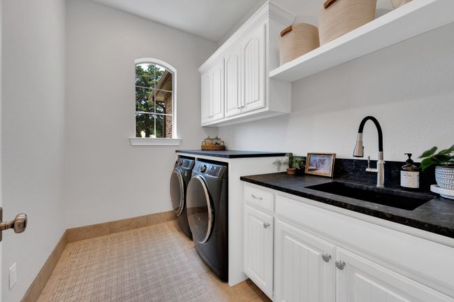 Oversized utility room with sink | Image 32