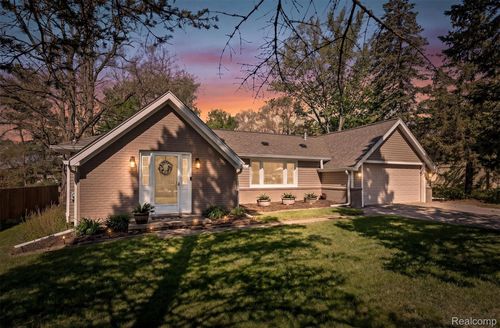 3525 Buss Dr, Commerce Township, MI, 48390-1013 | Card Image