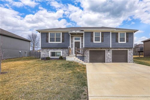 905 Chickadee Drive, Oak Grove, MO, 64075 | Card Image