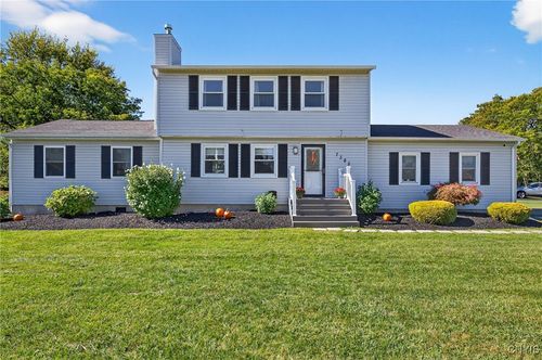 7385 Oakpost Rd, Liverpool, NY, 13088-4743 | Card Image